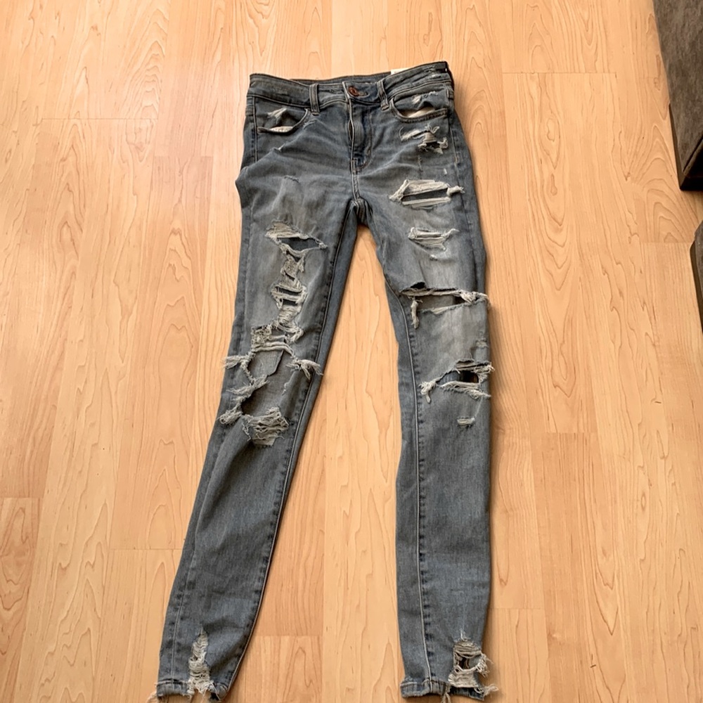 American Eagle light wash blue jeans